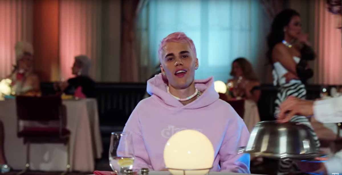 Justin Bieber dengan rambut dan hoodie berwarna pink